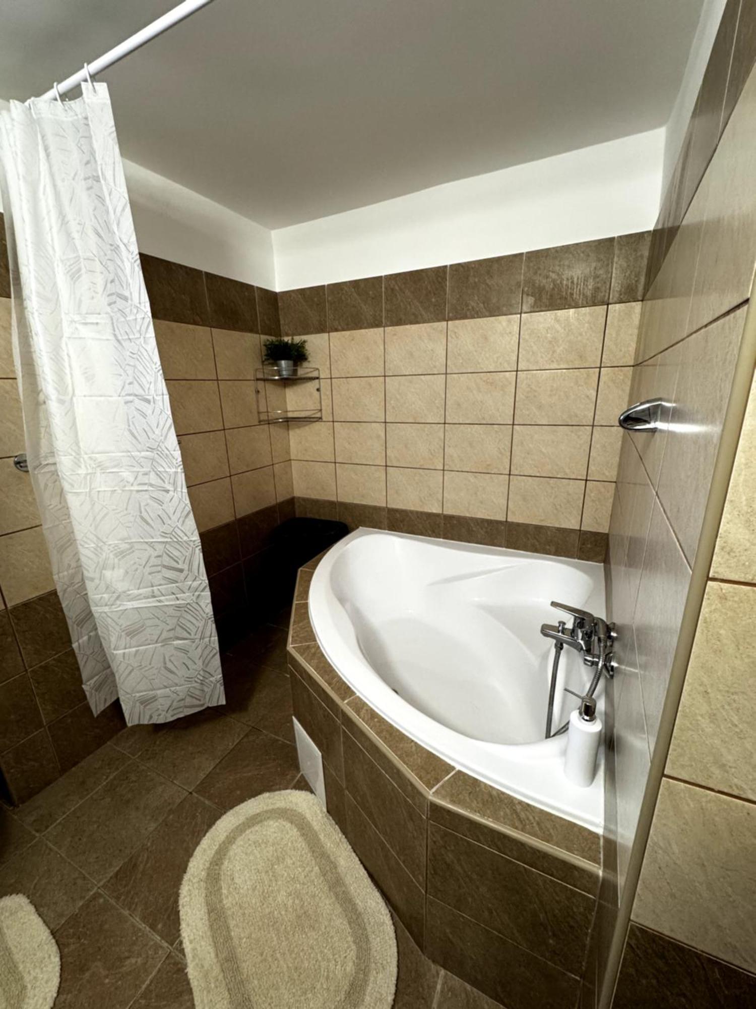 City Apartman Nyiregyhaza Bagian luar foto